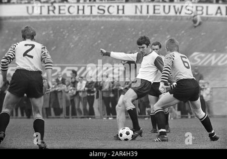 DOS gegen Feijenoord 3-0 Kindvall (rechts) erzielte das 1. Tor Datum: 27. April 1969 Schlüsselwörter: Sport, Fußball Personenname: Kindvall, Ove Institution Name: DOS, Feyenoord Stockfoto