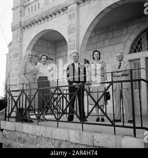 Israel 1948-1949: Jerusalem Dr. J.A. Nederbragt (ganz rechts), die niederländische Vertretung in Israel, zusammen mit (vermutlich) seiner Frau A. j.A. de Wilde (alle links) und drei unbekannten Personen, die auf einem Balkon mit eisernem Geländer stehen Datum: 1948 Ort: Israel, Jerusalem Schlüsselwörter: Balkone, Diplomaten, Zäune, Männer, Frauen persönlicher Name: Nederbragt, Johan Alexander, Wilde, Anna Jacoba Aline Stockfoto