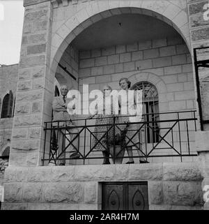 Israel 1948-1949: Jerusalem Dr. J.A. Nederbragt (l) der niederländische Generalkonsul in Israel, zusammen mit (vermutlich) seiner Frau A.J.A. de Wilde und einer unbekannten Frau, die auf einem Balkon mit Eisenzaun steht Datum: 1948 Ort: Israel, Jerusalem Schlagwörter: Balkone, Diplomaten, Zäune, Männer, Frauen persönlicher Name: Nederbragt, Johan Alexander, Wilde, Anna Jacoba Aline de Stockfoto