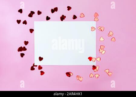 Valentinstag Kartenvorlage mit kleinen Herzen auf hellrosa Hintergrund Stockfoto
