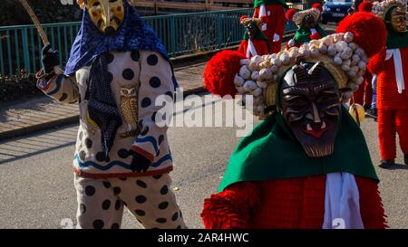 Elzach, 25. Februar 2017, Nahaufnahme von Gesichtsmaske und roter Tracht von Menschen, die Karneval im Schwarzwalddorf feiern Stockfoto