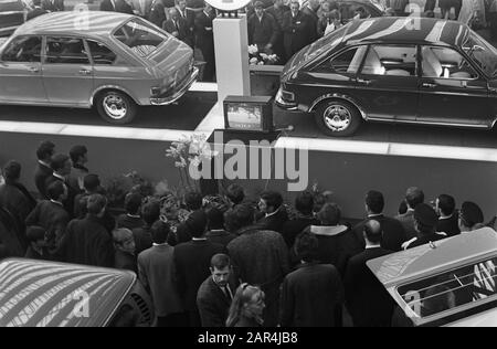 Bush auf der Automobilausstellung in der RAI, die Schlittschuhspiele im Fernsehen beobachtet Datum: 16. Februar 1969 Ort: Amsterdam, Noord-Holland Schlüsselwörter: Autoren-Institution Name: RAI Stockfoto