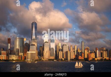 Skyline von Lower Manhattan und Mond steigen in Golden Hour, NYC, USA Stockfoto