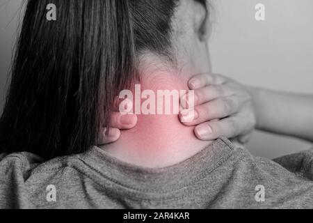 Frau mit Nackenschmerzen. Konzeptfrau, die unter Nackenschmerzen leidet. Stockfoto