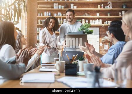 Junges Multiracial Team, das fröhliche Neulinge willkommen heißt Stockfoto