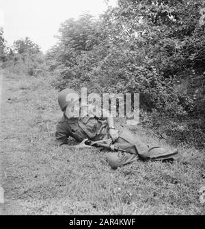 Reinigungsaktion Tangerang 4-11 RI und 4-9 RI EIN Soldat mit Helm und einer Gepistole auf seinem Schoß liegt auf seiner Seite am Rande eines Straßendatums: September 1947 Ort: Indonesien, Niederländisch-Indien Stockfoto