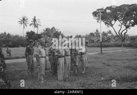 Salatiga. Feier des 134-jährigen Bestehens der Husaren von Boreel durch die 2. Eskadron Armored Cars EINE Parade wird vom Kommandeur T-Brigade Oberst D.R.A. van langen Datum: 25. November 1947 Ort: Indonesien, Java, Niederländisch-Ostindien, Salatiga gesehen Stockfoto