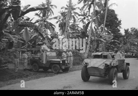 Salatiga. Feier des 134-jährigen Bestehens der Husaren von Boreel durch die 2. Eskadron Armored Cars EIN Scoutcar während des Defilés passiert einen Jeep, in dem Oberst D.R.A. van langen Datum: 25. November 1947 Ort: Indonesien, Java, Niederländische Ostindien, Salatiga Stockfoto