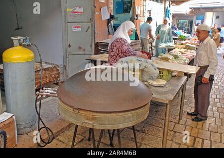 Arabischer Pitta-Hersteller auf dem Acco-Markt, Israel Stockfoto