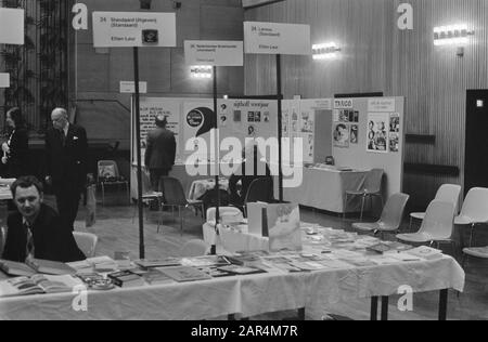 Informationsmesse "Fresh of the Press" in Krasnapolsky MESSESTAND am 6. Februar 1974 Standort: Amsterdam, Noord-Holland Schlüsselwörter: Messen, Bücher Institutionenname: Krasnapolsky Stockfoto