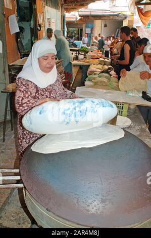 Arabischer Pitta-Hersteller auf dem Acco-Markt, Israel Stockfoto