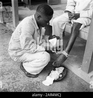 Reisen nach Suriname und auf den niederländischen Antillen EINE Krankenschwester behandelt eine Infektion mit einem Bein im Krankenhaus "Prinzessin Juliana" in der Kabelstation Datum: 1947 Ort: Kabelstation, Suriname Schlüsselwörter: Krankenschwestern, Krankenhäuser Stockfoto