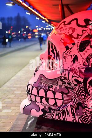 Paris, FRANKREICH - 8. JANUAR 2020: Ausstellung "Exicraneos" mit gigantischen Kristallharzschädeln im Parc de la Villette. Stockfoto