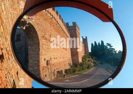 Gradara-Mauern, eine mittelalterliche Burgfestung in der Nähe von rimini, von außen in einem Spiegel auf der Straße Stockfoto