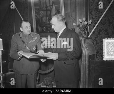 General Charles Foulkes, der kanadische Freibeuter der Niederlande, besuchte Wageningen und überreichte Bürgermeister J. Klaasesz das Kapitulationsdatum: 16. April 1953 Ort: Gelderland, Wageningen Schlüsselwörter: Bürgermeister, Dokumente, Soldaten, Offiziere, Zweiter Weltkrieg persönlicher Name: Foulkes, Charles, Klaasesz, Jan Stockfoto