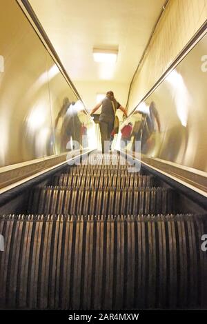 Treppenaufgang, elektrische Rolltreppe mit Menschen Stockfoto