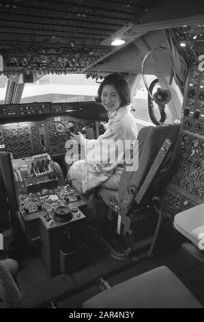 Erstflug JAL Boeing 747 über den Nordpol direkt nach Amsterdam, japanische Flugbegleiter im Cockpit Datum: 24. Januar 1972 Schlagwörter: STEWARDESSEN, Cockpits Stockfoto