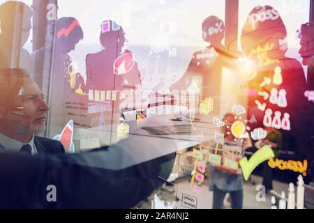 Geschäftsleute arbeiten an einem neuen Startprojekt. Konzept von Teamarbeit, Innovationen und Statistiken. Doppelte Belichtung Stockfoto