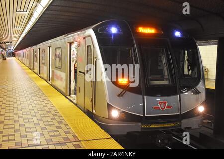 U-Bahn mit Passagieren in Toronto, Kanada Stockfoto