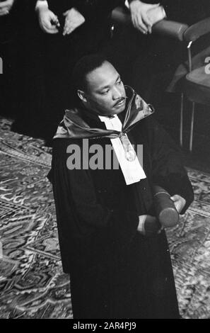 Die Ehrendiktorin der Freien Universität im Concertgebouw in Amsterdam wurde Martin Luther King mit der Ehrendiktorin für Sozialwissenschaften ausgezeichnet. Dr. King mit Stier und ehrenamtlicher kappa Datum: 20. Oktober 1965 Ort: Amsterdam, Noord-Holland Schlüsselwörter: Ehrendiktorate, Menschenrechte, Zeremonie persönlicher Name: König, Martin Luther Stockfoto