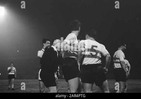 Europa Cup 1. Feyenoord gegen Reims 1:1. Meinungsverschiedenheiten zwischen den Spielern Datum: 13. März 1963 Ort: Rotterdam, Zuid-Holland Schlüsselwörter: Sport, Name der Fußballeinrichtung: Feyenoord Stockfoto