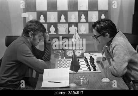 Jugend-EM-Schach (elftes Niemeyer-Schachturnierspiel) in Groningen, Nummer 14, 15 und 16 Romanishin (links) und Angel Martin Gonzalez Datum: 20. Dezember 1972 Ort: Groningen Schlagwörter: Schach, Turniere Personenname: Martin Stockfoto