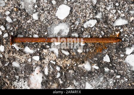 Ein rostiger großer und langer Nagel. Stockfoto