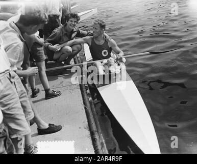 Kanusport-Meisterschaften in Amstel in Amsterdam Klingers nach seinem Sieg mit Personen Datum: 28. Juni 1953 Ort: Amstel, Amsterdam, Noord-Holland Schlüsselwörter: Kanos Stockfoto