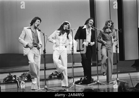 Eurovision Song Contest 76 Den Haag; Brotherhood of Man (England) während der Vorstellung Datum: 3. April 1976 Ort: Den Haag, Großbritannien Schlüsselwörter: Song Festivals persönlicher Name: Brotherhood of Man, Eurovision Song Contest Stockfoto