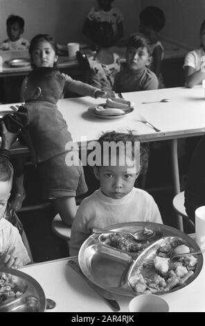 Evacués aus Neuguinea in der Willem de Zwijger Kaserne am Wezep Datum: 17. August 1962 Standort: Gelderland, Wezep Schlüsselwörter: Evakuierte, Kinder, Soldaten Stockfoto