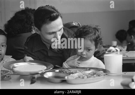 Evacués aus Neuguinea in der Willem de Zwijger Kaserne am Wezep Datum: 17. August 1962 Standort: Gelderland, Wezep Schlüsselwörter: Evakuierte, Kinder, Soldaten Stockfoto