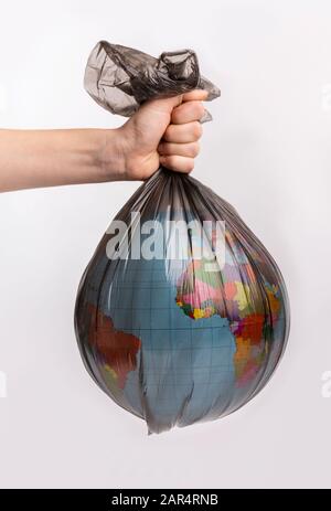 Frau hält in Handplastiktasche mit Erde auf Weiß Stockfoto