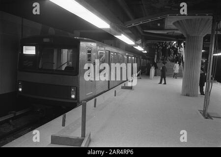 Ausflug mit der U-Bahn; am Bahnsteigbahnhof Wibautstraat Datum: 3. Februar 1977 Standort: Amsterdam, Noord-Holland Schlüsselwörter: Stationen Stockfoto