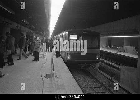 Ausflug mit der U-Bahn; am Bahnsteigbahnhof Weesperplein Datum: 3. Februar 1977 Standort: Amsterdam, Noord-Holland Schlüsselwörter: Stationen Stockfoto