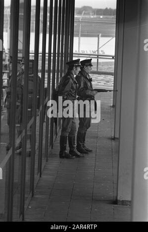 Zusätzliche Sicherheitsmaßnahmen auf Schiphol, Polizisten mit Kohlensäure Datum: 11. September 1972 Standort: Noord-Holland, Schiphol Schlüsselwörter: Polizei, SICHERHEITSMASSNAHMEN Stockfoto