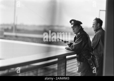 Zusätzliche Sicherheitsmaßnahmen auf Schiphol, Polizisten mit Kohlensäure Datum: 11. September 1972 Standort: Noord-Holland, Schiphol Schlüsselwörter: Polizei, SICHERHEITSMASSNAHMEN Stockfoto