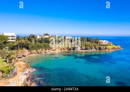 Das kleine Dorf mit einzigartigen Stränden und dem berühmten Ferienort Agia Pelagia, Heraklion, Crete, Griechenland. Stockfoto