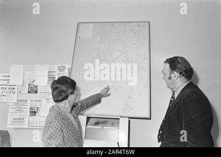 FNV tagt über das Gespräch mit Arbeitgeberorganisationen; Aktionsleiter Drabbe (l) und Bode zum Streikausweisdatum: 11. Februar 1977 Personenname: Drabbe Institutioneller Name: FNV Stockfoto