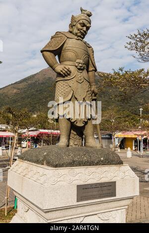 Eine Statue der Generalgatura, bewaffnet mit einem Schwert, eine der Zwölf Göttlichen Generalen, Ngong Ping 360, Hongkong Stockfoto