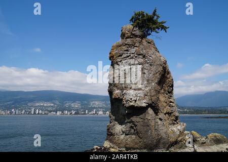 Früher ein Wahrzeichen für Mariners, heute eine Touristenattraktion. Siwash Rock, auch bekannt unter dem Squamish-Namen Skalsh oder Slhx í7lsh. Vancouver, Britischer Co Stockfoto