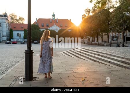 Einsame Frau in der Morgenstadt Stockfoto