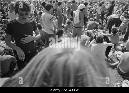 Holland Pop Festival in Kralingse Bos, Rotterdam; Besucher des öffentlichen Festivals in Kralingse Bos Datum: 26. Juni 1970 Ort: Kralingse Bos, Rotterdam, Zuid-Holland Schlüsselwörter: Festivals, Jugend, Musik, Parks, Popfestivals, Publikum, Subkulturen Stockfoto