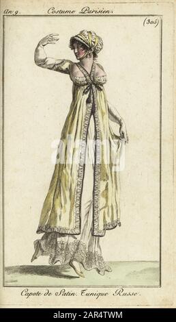 Modische Frau oder Merveilleuse tanzt an einem Ball, 1801. Sie trägt eine satin-capote-Kapuze und ein russisches Tunika-Kleid mit tief geschnittener Brust und halterhalsem Hals. Capote de Satin. Tunique Russe. Handfarbige Kupferstichgravur von Pierre de la Mesangere's Journal des Modes et Dames, Paris, 1801. Die Illustrationen in Band 4 stammen von Carle Vernet, Bosio, Dutailly und Philibert Louis Debucourt. Stockfoto