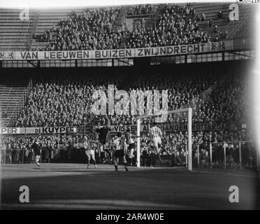 Feyenoord gegen Blauw-Wit 2-0, Spielmoment zwischen Van Heeswijk und Van der Gijp Datum: 7. Februar 1960 Ort: Rotterdam, Zuid-Holland Schlagwörter: Sport, Fußball, Fußball-Institution Name: Feyenoord Stockfoto