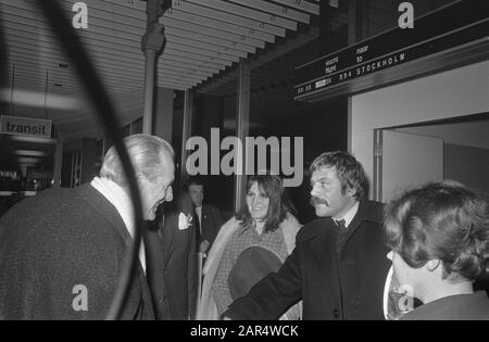 Filmschauspieler Oliver Reed mit Frau auf Schiphol Datum: 18. Dezember 1968 Ort: Noord-Holland, Schiphol Schlüsselwörter: Frau, Schauspieler, Schauspieler persönlicher Name: Oliver Reed Stockfoto