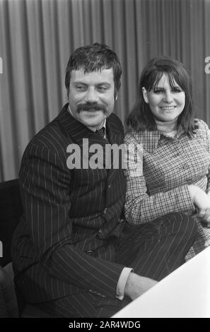 Filmschauspieler Oliver Reed mit Frau auf Schiphol Datum: 18. Dezember 1968 Ort: Noord-Holland, Schiphol Schlüsselwörter: Frau, Schauspieler, Schauspieler persönlicher Name: Oliver Reed Stockfoto