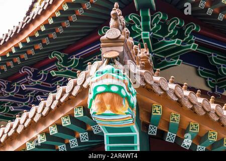 Ein Fragment des äußeren der großen Halle der Zehntausend Buddhas, Kloster Po Lin, Insel Lantau, Hongkong Stockfoto