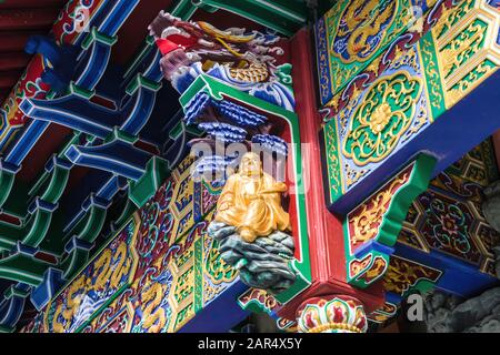Ein Fragment des äußeren der großen Halle der Zehntausend Buddhas, Kloster Po Lin, Insel Lantau, Hongkong Stockfoto
