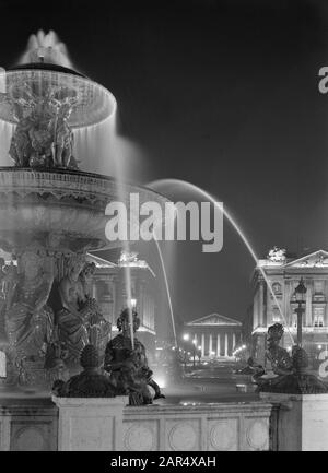 Reportage Pariser Brunnen auf Place de la Concorde mit im Hintergrund Madeleine Datum: Juni 1936 Ort: Frankreich, Paris Schlüsselwörter: Brunnen, Kirchenbauten