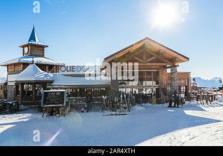 Januar 2019. La Folie Douce, Skigebiet Alpe d'Huez. TÉLÉSIÈGE MARMOTTE 38 750, Frankreich. Wunderschönes Holzrestaurant und Barfassade in den französischen Alpen. Stockfoto